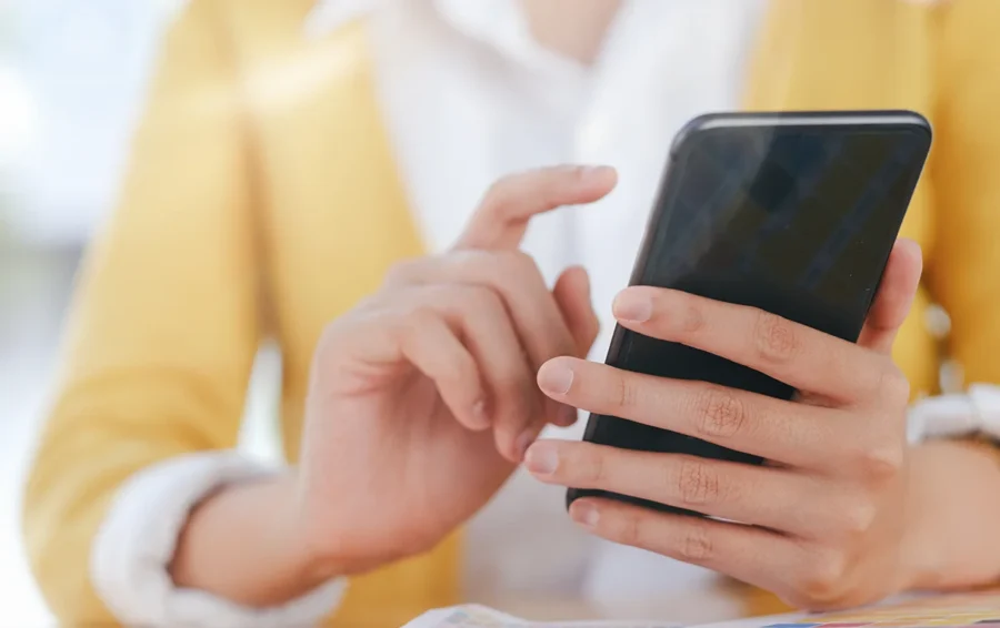 Contact Momenti Strategy